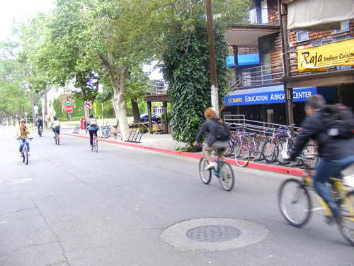 davis-california-downtown-cyclists